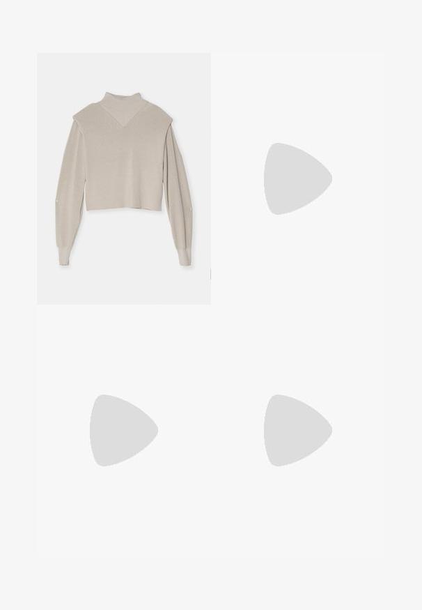 Beige strik crop top med en falsk turtleneck, voluminøse ærmer og subtil glans. Har en v-formet halsudskæring og ribbet tekstur.; Beige brede bukser lavet af denim med høj talje, knaplukning, bæltesløjfer og sidelommer. Glat tekstur og afslappet pasform.; Beige hælede sandaler med T-stropdesign, firkantet tå, justerbar ankelrem og lav blokhæl. Glat lædermateriale.; Brun håndtaske med krokodillepræg, med et topgreb og skulderrem. Har et fremtrædende logo på frontklaffen. Blød tekstur.