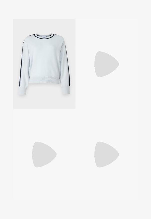 Maglione azzurro chiaro con scollo rotondo, maniche lunghe e strisce laterali blu navy. Presenta polsini e orlo a coste, realizzato in un tessuto morbido.; Ksubi STRIDER CUFF ORIGINAL - Wide Leg - blue denim; Stivali neri in pelle fino alla caviglia con punta affilata e tacco a blocco, abbinati a pantaloni argentati lucidi, che mostrano texture eleganti e colori a contrasto.; Borsa a tracolla in pelle nera con dettagli a frangia, catena dorata e manico ritagliato. Presenta il logo sulla parte anteriore.