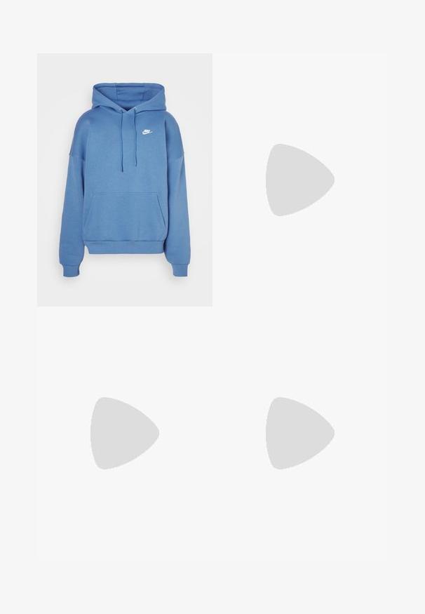 Nike Sportswear SPORTSWEAR CLUB - Ikdienas džemperis - aegean storm; Melni sporta bikses ar elastīgu jostu, ar piegulošām potītēm un mazu balto Nike logo kreisajā pusē. Izgatavotas no mīksta teksturēta auduma.; Melnas sporta kurpes ar teksturētu auduma virsu, baltu Nike swoosh un biezu baltu zoli. Iekļauts vilkšanas cilpa uz papēža vieglai uzvilkšanai.; Melnas plastmasas saulesbrilles ar zaļiem lēciem, kvadrātveida rāmjiem, sudrabainu akcentu uz uzacīm un teksturētām tempļu kājām. Zīmols norādīts uz iekšējās kājas.