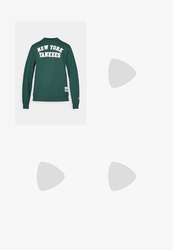 Grøn sweatshirt med "NEW YORK YANKEES" i hvid tekst tværs over brystet, med et mærke nederst til venstre og ribbede manchetter.; Lysblå denimshorts med slidte detaljer, frynset kant, fem lommer, metalknaplukning og bæltestropper. Casual, løs pasform.; Hvide lædersneakers med perforeringer, rund tå, flad sål og tykke snørebånd, med et synligt swoosh-logo og "AIR" på hælen.; Skildpaddefarvede solbriller med grønne linser, der har en oktagonal form og slanke, buede arme. Materialet har en blank finish.