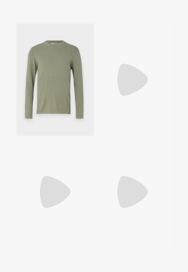 Langärmliger Pullover in olivgrün, aus weichem Strickmaterial gefertigt. Mit Rundhalsausschnitt und gerippten Bündchen, hat er eine durchgehend glatte Textur.; Schwarze weit geschnittene Hosen mit geknöpftem Bund und umgeschlagenen Säumen, vor einem schlichten weißen Hintergrund präsentiert.; Schwarze Leder-Dressschuhe mit abgerundetem Zehenbereich, glatter Oberfläche, Schnürdetails und einer niedrigen, strukturierten Gummisohle. Saubere Linien und minimalistisches Design.; Schwarze Tragetasche aus Canvas mit einem weißen Yin-Yang-Herz-Graphic. Zwei robuste Griffe für einfaches Tragen. Einfaches rechteckiges Design.