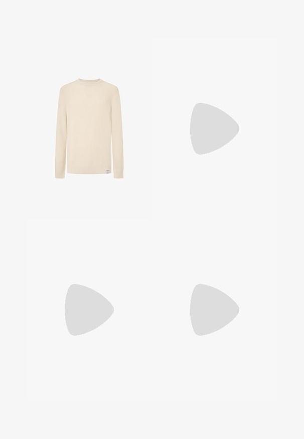 Kremno obarvan pleteni pulover z okroglim ovratnikom, dolgimi rokavi ter rebrastimi manšeti in robom. Ima majhen znak blagovne znamke na spodnjem delu.; Bež majica s kratkimi rokavi, izdelana iz bombaža, z okroglo ovratnikom in sproščenim krojem, z gladko teksturo in brez vzorcev ali poudarkov.; Bežene lanene hlače širokih hlačnic z elastičnim pasom in stranskimi žepi. Tkanina ima teksturiran, naraven videz.; Rjave suedne natikače z nizkim profilom, kremasto zunanjostjo in detajli stikanja, v kombinaciji z svetlo modrimi kavbojkami.