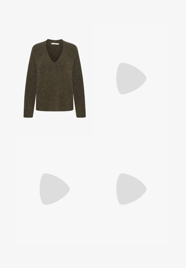 Pulover lung cu mânecă, de culoare verde măsliniu, cu decolteu în V. Material moale, texturat, cu o croială ușor relaxată și detalii de cusătură minime.; Tricou alb din bumbac cu mâneci scurte, guler rotund și o croială relaxată. Textură netedă, fără imprimeuri sau accente, design minimalist.; Pantaloni negri tailor-ed cu un design drept, având o textură fină și cute clare pe față. Fără elemente de prindere vizibile.; Sandale cu toc din piele neagră, cu bareta de gleznă ajustabilă, design cu vârf deschis și toc pătrat. Textură netedă, stil minimal. 