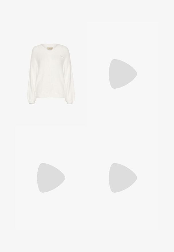 Fehér, bolyhos V-nyakú pulóver hosszú ujjakkal, bal mellen egy kis díszes masni részlettel.; Bershka WIDE-LEG - Széles szárú - black; Fekete csúszó szandál, két arany csattal, sima textúrájú anyagból, lapos talppal és minimalista dizájnnal.; Fekete lakkbőr kézitáska ívelt formával, egy vállpánttal, elülső zsebekkel és ezüstszínű fémrészletekkel.