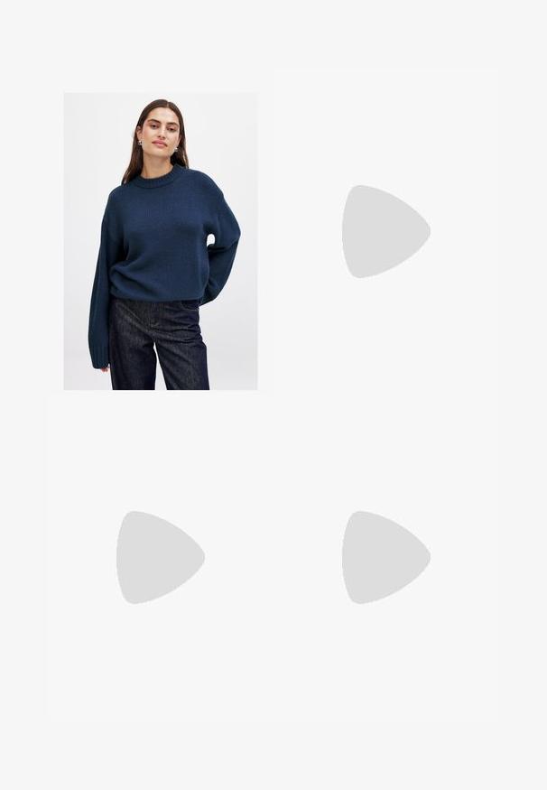 Maglione lavorato a maglia di un blu scuro, con scollatura tonda, spalle cadenti e polsini a coste. Abbinato a jeans di denim scuro, che mostrano una vestibilità rilassata.; Gonna mini a quadri grigia con pieghe, caratterizzata da linee verticali e orizzontali in nero, bianco e rosso. Abbinata a stivali neri al ginocchio.; Stivale nero al ginocchio in materiale liscio e opaco, con suola spessa, punta rotonda e un manico nella parte superiore per una facile vestibilità.; Borsa hobo in pelle nera con una forma morbida e curvata. Presenta un ampio manico superiore e pieghe alla base per una texture morbida.