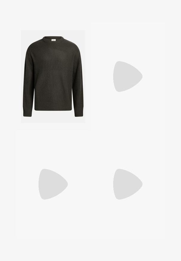 Dunkelgrüner, dick gestrickter Pullover mit Rundhalsausschnitt, schmaler Schulternaht und strukturiertem Muster. Gerippte Bündchen und Saum.; Schwarzes Kurzarm-T-Shirt aus Baumwolle. Hat ein kleines weißes Logo auf der Brust und ein rechteckiges Etikett unten rechts.; Graue Cargo-Hosen aus einem strukturierten Stoff, mit elastischem Bund, Kordelzug und Seitentaschen. Lässiger Schnitt mit weitem Bein.; Weiße und beige Sneaker mit einer Kombination aus glatten und Wildleder-Oberflächen, runder Zehenpartie, Schnürverschluss und flacher Gummisohle.