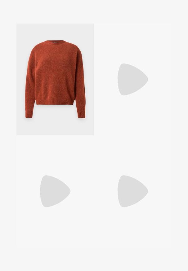 Ruosteenvärinen neulottu paita pyöreällä pääntiellä ja resorilla varustetuilla hihoilla. Kangas on pehmeän ja tekstuurisen näköinen. Ei näkyviä metalliosia tai kuvioita.; Vaaleansinisiä farkkuhousuja, joissa on löysä, suora lahje. Ominaisuuksiin kuuluvat kulutustiedot, haalistuminen ja kuluneet yksityiskohdat polvien lähellä. Klassinen viiden taskun tyyli.; Ruske nahkasaappaat nilkkamittaisella leikkauksella, neliönmuotoisella kärjellä, teksturoidulla pinnalla ja alhaisella pinottavalla korolla. Varustettu takana olevan vetotarran ja huomaamattomilla ompeleilla.; Ruskea krokotiilinkuosilla varustettu nahkalaukku, jossa on sylinterimäinen muoto, kultasävyiset yksityiskohdat ja irrotettava hihna, jossa on niittejä.