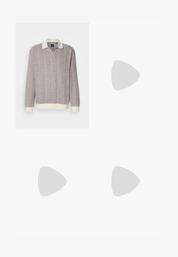 Langermet strikket polo genser med teksturert brun og hvit mønster, kremfarget krage og kremfargede ribbestrikkede mansjetter og nederkant.; Svarte tapered bukser med elastisk midje og snor, frontfolder og sidelommer på hvit bakgrunn.; Svart lærloafers med rund tå, opphøyde sømdetaljer på vamsen og flat gummisåle. Glatt tekstur, klassisk design.; Brun lær crossbody bag med en glat tekstur, lynlåslomme foran, justerbar stofrem og præget logo detalje.