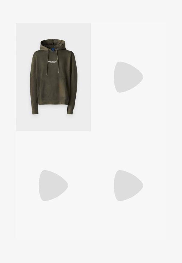 Jack & Jones JORVESTERBRO  - Mikina - khaki; Modré denimové cargo šortky s vysokým pasem, více cargo kapsami po stranách a klasickým pětikapsovým designem. Opraný vzhled.; Černé nízké tenisky s bílými pruhy, černými tkaničkami, texturovanou černou podrážkou a bílým akcentem na patě, značkované "JACK & JONES" na boční straně.; Černá látková ledvinka s zaobleným tvarem, přední kapsou na zip a hladkým povrchem. Žádné viditelné vzory ani akcenty. Lehké provedení.