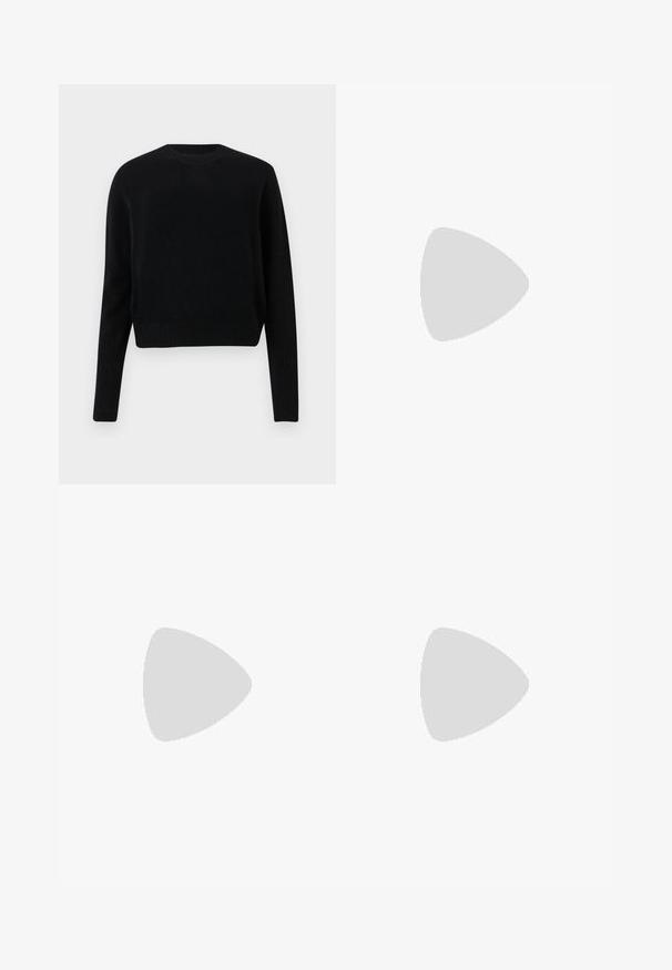 Suéter corto negro hecho de tejido de punto. Presenta un cuello redondo y puños y dobladillo acanalados. Diseño sencillo y clásico sin patrones ni adornos.; Camiseta blanca de algodón con la palabra "CERRADO" impresa en negro, con una tipografía en negrita en la parte frontal. Manga corta y un escote redondo clásico.; Pantalones vaqueros de mezclilla negra con cintura alta, corte recto, diseño de cinco bolsillos, costuras visibles y cierre de botón de metal.; Bota de tobillo de cuero negro con detalles de ojales plateados, punta afilada y tacón cuadrado. Diseño elegante con una textura suave.