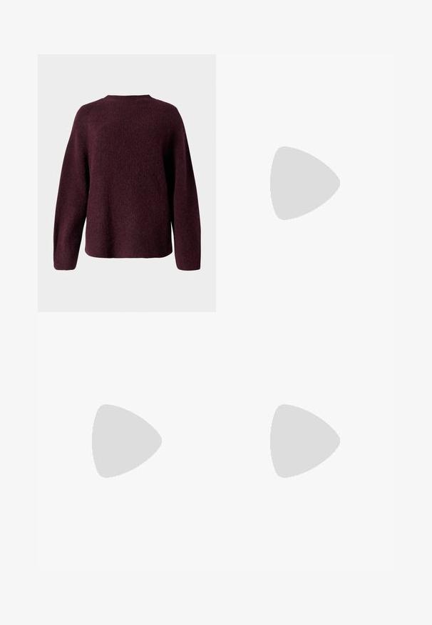 Pull en tricot bordeaux avec un col rond, des manches longues et une coupe décontractée, doté d'une finition douce et texturée.; Jupe longue présentant un motif tie-dye diagonal en bordeaux, bleu et crème, fabriquée dans un tissu doux avec une silhouette fluide et un léger éclat.; Baskets New Balance avec un dessus en mesh et en daim marine, des accents gris, un logo blanc, une semelle rembourrée et des détails texturés.; Sac à main en cuir bordeaux avec une forme triangulaire, un haut ouvert et des détails tressés le long de la poignée. Texture lisse avec une finition mate.