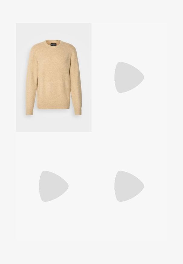 Beige pullover trui gemaakt van zacht materiaal, met een ronde halslijn, lange mouwen en ribgebreide manchetten en zoom.; Zwarte denim jeans met een rechte pijp, voorzien van een knoopsluiting, vijf zakken en minimale stiksels voor een strakke look.; Zwarte leren veterschoen met een ronde neus, een gladde textuur, minimale stiksels en een lage rubberen hak. Logo op de hak.; Zwarte duffelbag gemaakt van textuursynthetisch materiaal. Beschikt over twee handvaten en een verstelbare schouderband. Eenvoudig ontwerp zonder zichtbare patronen.