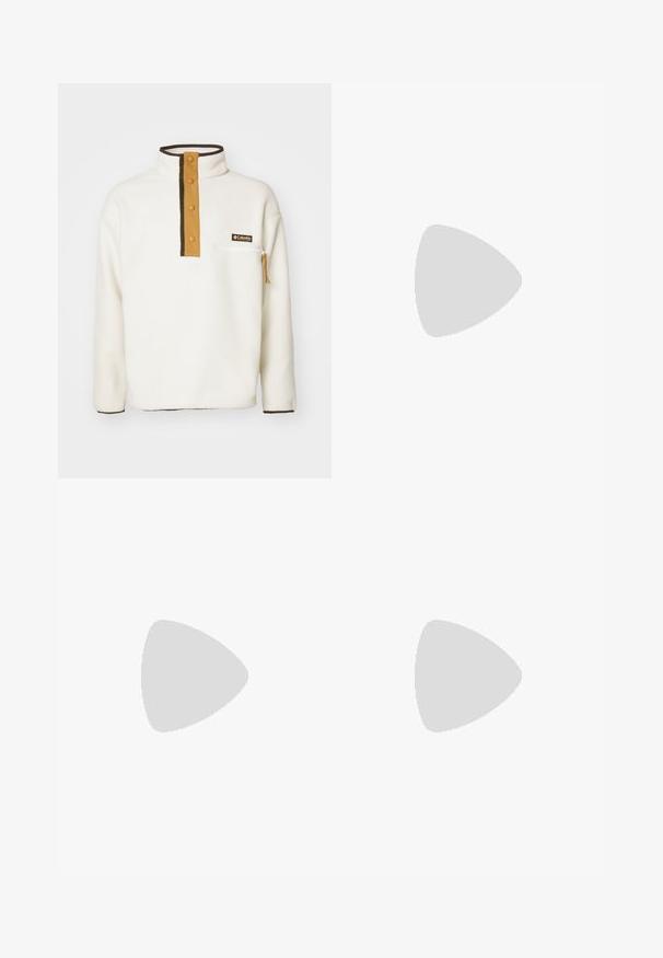 Columbia HELVETIA HALF SNAP  - Fleecetrøjer - chalk; Hvid bomulds t-shirt med korte ærmer og rund halsudskæring. Har et sort "Carhartt" logo trykt på den øvre venstre brystområde.; Hvide bomulds cargo bukser med en afslappet pasform. Funktioner inkluderer for- og baglommer, guldfarvede hardware detaljer og forstærkede knæsektioner.; Sorte træningssko med tekstureret stof og gummisåler, udstyret med elastiske snørebånd og en blå detalje på hælen. Bæres med lyse denimbukser.