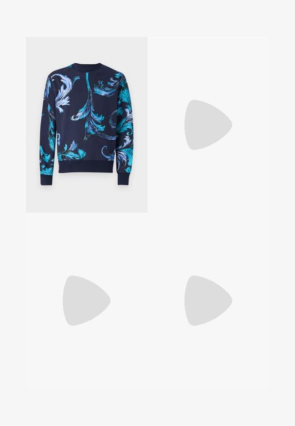 Granatowy sweatshirt z ozdobnymi, niebieskimi kwiatowymi wzorami, prążkowanym dekoltem okrągłym i mankietami, miękką teksturą oraz luźnym krojem.; Czarna bawełniana koszulka z krótkim rękawem z dużym białym napisem "VERSACE JEANS COUTURE" na przodzie. Klasyczny krój z okrągłym dekoltem.; Czarne, lekkie spodnie z elastycznym paskiem w talii, z zapięciem na sznurek i zamkami błyskawicznymi przy nogawkach dla regulowanego dopasowania. Gładka, stylowa tekstura.; Czarne skórzane sneakersy z białymi akcentami, okrągłe detale z logo, perforowany czubek oraz kontrastowa podeszwa. Posiadają białe sznurówki i branding.