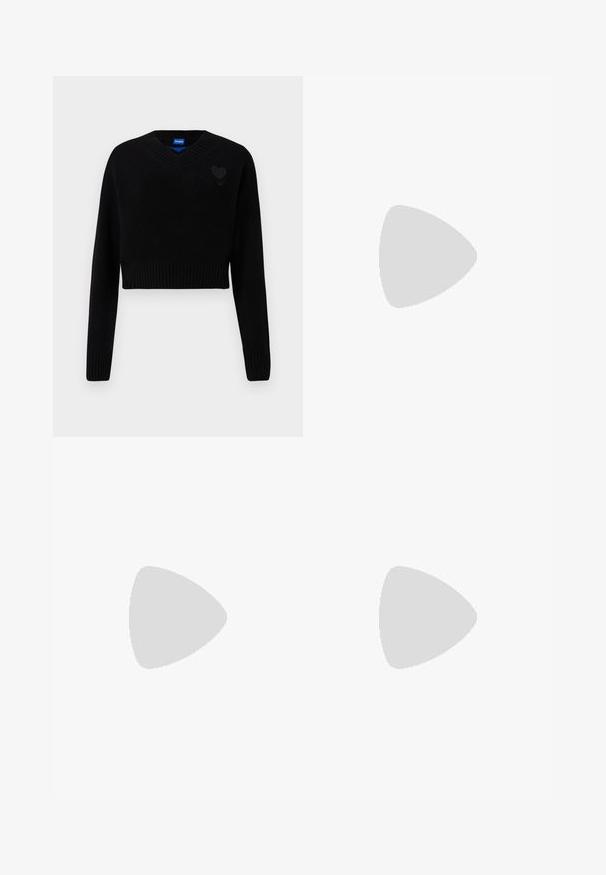 Pulover scurt negru cu decolteu în V, tiv striat și mâneci lungi. Prezintă un detaliu mic în formă de inimă texturată pe piept. Fabricat dintr-un material moale.; Fustă mini din piele sintetică maro, cu un fermoar frontal, două buzunare mari în față și o textură netedă, lucioasă.; Mulele negre cu toc înalt, cu vârful ascuțit, fabricate din piele netedă. Dispun de o curea lată pentru gleznă, cu o cataramă pătrată din argint și cu cuie.; Geantă de umăr din piele patent neagră, cu o formă curbată, având un logo triangular argintiu și închidere cu fermoar. Textură netedă și curea subțire.