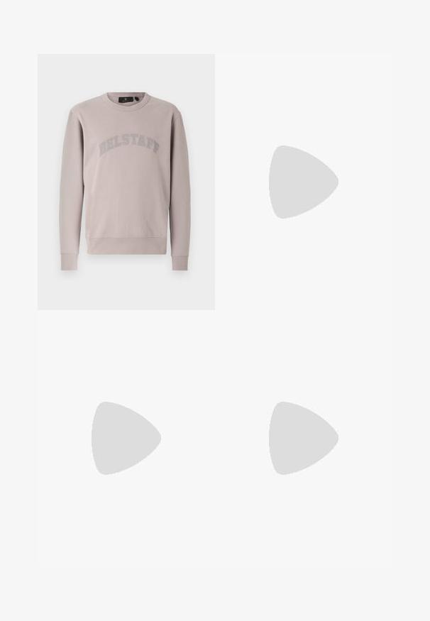 Sudadera gris claro hecha de algodón suave, con cuello redondo, puños acanalados y un destacado logo tonal "BELSTAFF" en el pecho.; Pantalones de chándal azul claro fabricados en un tejido suave, con un diseño ajustado, cinturilla elástica y dobladillos con puños. Logo pequeño en un lado.; Zapatillas Lacoste en gris oscuro con material de malla y sintético, que cuentan con una suela texturizada y detalles en marrón en el cuello y la marca.; Riñonera en estampado de tie-dye azul oscuro con cremallera en la parte superior, material texturizado y un detalle de logotipo prominente en la parte frontal.