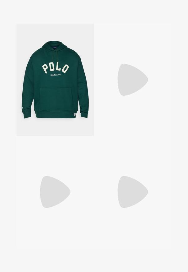 Zelená mikina s kapucí a přední kapsou, s nápisem "POLO" ve krémových písmenech a výšivkou "Ralph Lauren" níže. Obsahuje kapuci se stahovací šňůrou.; Bílá polo košile vyrobená z bavlny, s dvoubotonovým zapínáním, krátkými rukávy a decentním logem na levém prsu. Hladká textura.; Světle krémové, volné kalhoty vyrobené z měkké látky. Mají elastický pás s tkaničkou a zúžený střih nohavic.; Námornické tenisky s kombinací semiše a textilu, bílé tkaničky, gumová podrážka a malé logo na boku.
