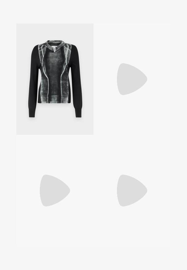 Pull en maille noire avec un design graphique gris ressemblant à une structure musculaire, doté d'un col en V et de manches longues. Texture lisse.; Jean large en denim bleu foncé avec une taille haute, comportant des poches avant et arrière, ainsi que des détails de couture contrastés.; Ballerines en cuir noir avec un bout rond, texture lisse, détails de couture minimalistes et design de semelle flexible.; Sac seau en cuir noir avec une finition texturée, accents en matériel doré et une ouverture en haut. Il dispose d'une courte poignée et d'une sangle d'épaule réglable.