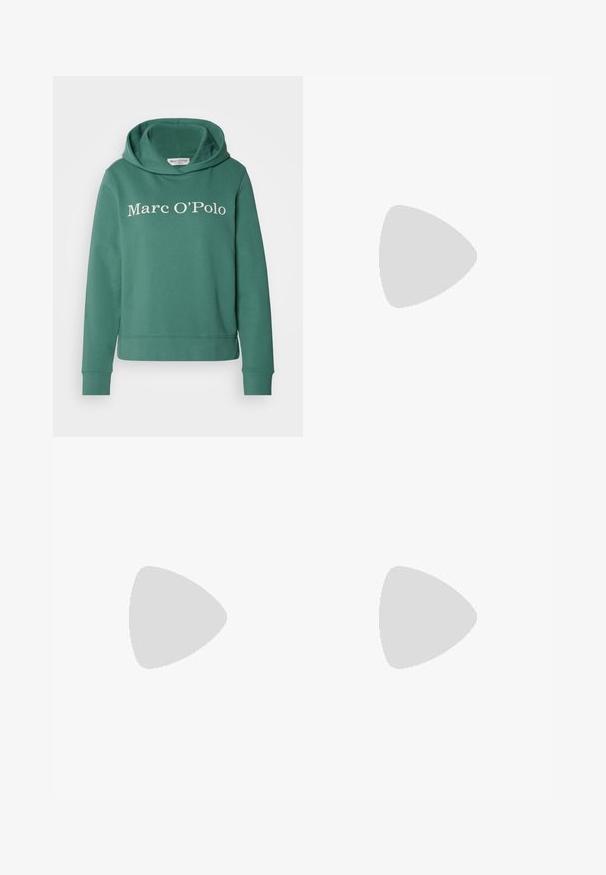 Sweatshirt en coton vert avec une grande capuche, arborant un logo "Marc O’Polo" blanc sur le devant. Poignets et ourlet côtelés.; T-shirt blanc à manches longues en tissu doux et léger; doté d'un col rond et d'un ajustement légèrement décontracté; étiquette visible sur le côté.; Jeans taille haute et à jambes larges en denim bleu foncé avec une texture lisse, des coutures contrastantes et un design à cinq poches. Fermeture à bouton à l'avant.; Baskets basses avec un dessus synthétique blanc, des accents en suede rose et gris, une semelle en caoutchouc blanc texturé et des lacets colorés.