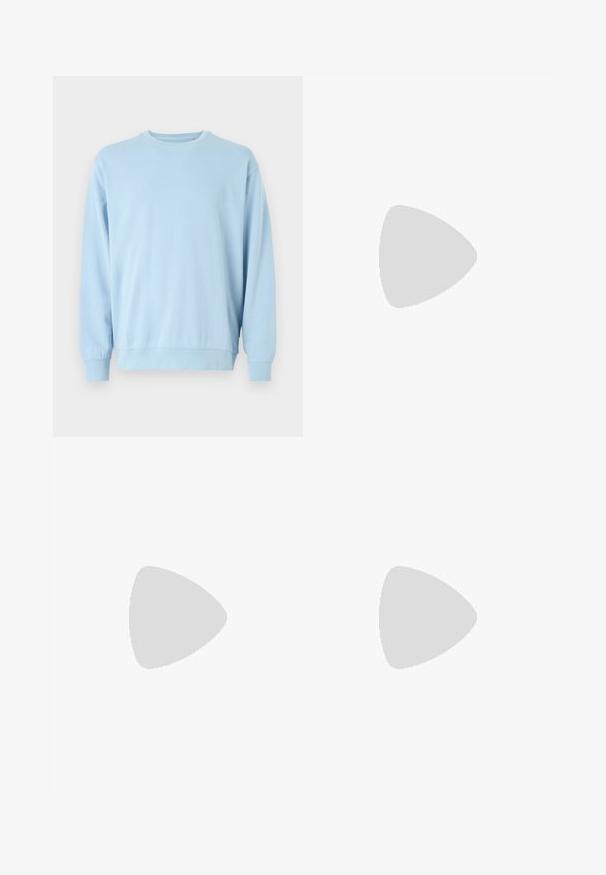 Sudadera de color azul claro con mangas largas, escote redondo, tela suave, puños y dobladillo acanalados, que presenta un diseño simple y sin adornos.; Jeans de mezclilla de pierna ancha en azul medio, con cierre de botón, bolsillos frontales y un ligero desgastado. Dobladillo limpio con corte recto.; Zapatilla Nike Air Force 1 negra con parte superior de cuero liso, puntera perforada para transpirabilidad, cordones negros y suela de goma texturizada.; Gafas de sol de plástico negro con lentes verdes, montura cuadrada, acento plateado en la ceja y brazos texturizados. Marca indicada en el brazo interno.