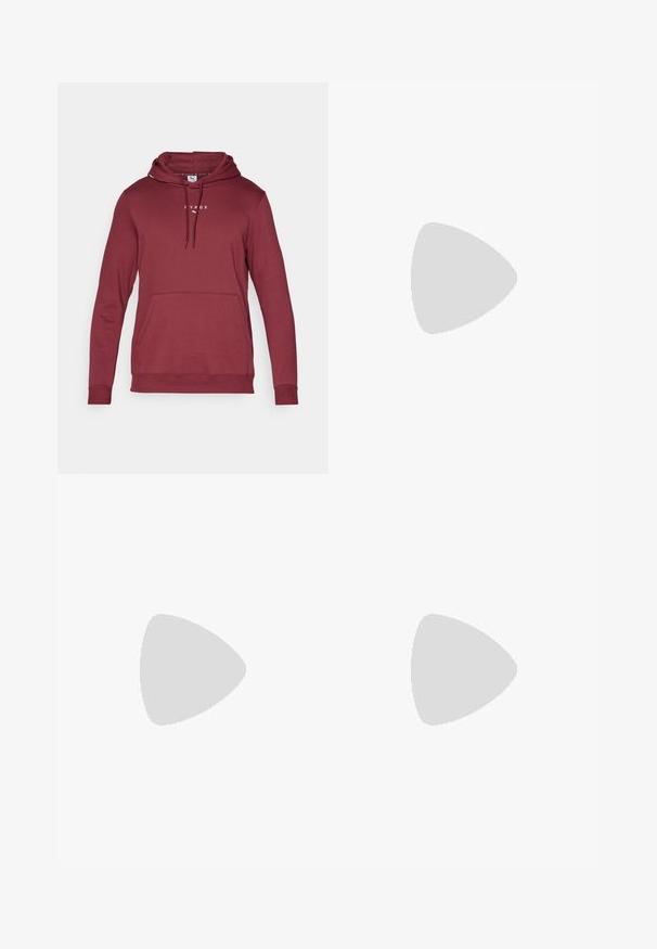 Burgunderfarbene Kapuzenjacke mit Kordelzug, Fronttasche und gerippten Bündchen. Mit weißem Logo-Text auf der Brust. Weicher Stoff.; Schwarzes Baumwoll-T-Shirt mit rundem Halsausschnitt, kurzen Ärmeln und einem kleinen, geprägten Logo auf der linken Brust. Klassischer Schnitt und glatte Textur.; Schwarze Sweatpants aus weichem Material mit elastischem Bund, Kordelzug und schmal zulaufenden Bündchen, die auf der Seite ein dezentes Logo zeigen.; Schwarzer Sneaker aus einer Mischung von Wildleder und Mesh-Materialien, mit einer weißen Sohle im hexagonalen Muster und einem auffälligen "N"-Logo. Die beschnittenen Akzente sind dunkelgrau.