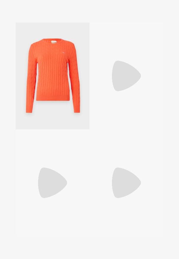 Orange strikket sweater med kabelmønster, rund halsudskæring og ribbede manchetter. Har et lille logo på brystet.; Sorte denim jeans med lige ben, høj talje, foran knap og lynlås, samt fem-lomme stil på en hvid baggrund.; RAID BLICK - Høje støvler/ Støvler - black; Brun ruskind handbag med en samlet design, der har en enkelt tan læderstrop og en subtil guld logo detalje på fronten.