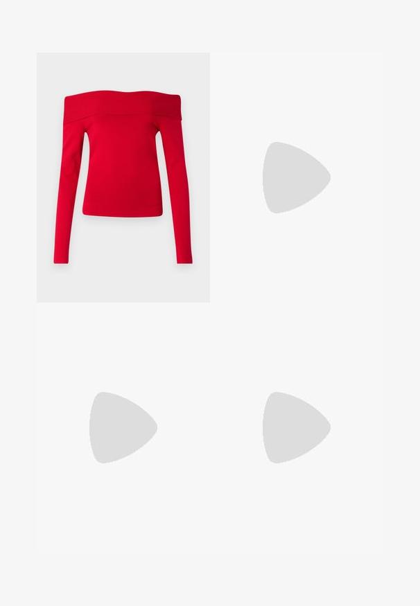 Raudona ilgomis rankovėmis, be pečių, viršutinė dalis, pagaminta iš raibuliuojančio audinio. Prigludęs dizainas su plačiu apykaklė ir glotnia tekstūra.; Plati džinsai tamsiai mėlynos denimo. Yra penki kišenės, diržo kilpos ir apatinė briauna su matomais siuvimo detalėmis.; Auksiniai, metaliniai slingback aukštakulniai bateliai su smailiu pirštu ir masyviu kulnu. Lygus paviršius, minimalizmo dizainas ir siaura juostelė.; Juodas odinis krepšys su išlenkta forma, nuimamu dirželiu ir auksiniais detalėmis. Krepšys turi kilpą su sagtimi.