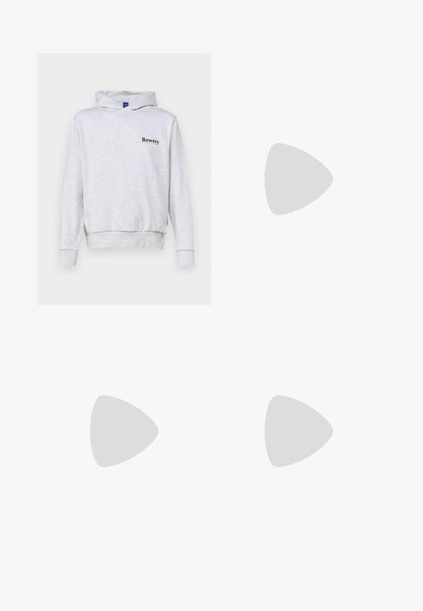 Tummaharmaa huppari, jossa on kengurun tasku, resorit hihoissa ja helmassa. Vasemmassa rinnassa mustalla kirjoitettu "Bowery". Puuvilla-sekoitemateriaali.; Suorat siniset farkut, joissa on haalistunut pesu, viiden taskun muotoilu, metallinen nappi ja vyölenkit. Rakenne on keskikokoista painoa oleva kangas.; Valkoiset lenkkarit mustilla ja harmailla yksityiskohdilla, joissa on teksturoitu harmaa kärki, musta kumipohja ja litteät valkoiset nauhat. Siisti muotoilu, minimalistinen tyyli.; Mustakulmainen nahkainen olkalaukku, jossa on vetoketjukiinnitys, teksturoitu pinta, valkoiset ompeleet ja hihna, jossa on hopeiset niitit.