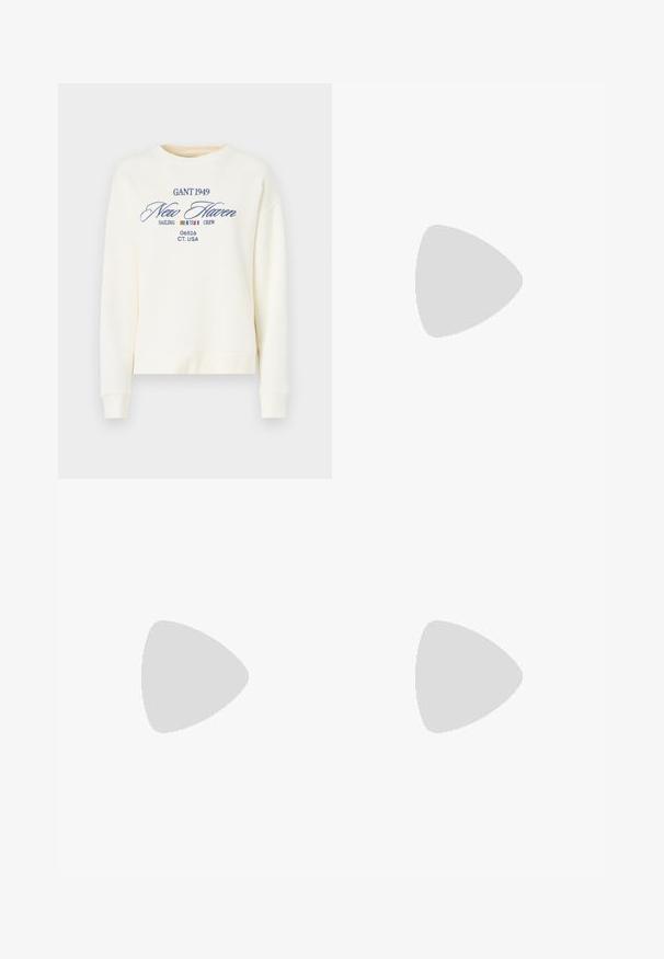 Sweatshirt crème à col rond, avec un texte brodé bleu : "GANT 1949 New Haven Sailing Crew 06516 CT. USA." Design simple.; Pantalon noir ajusté avec une coupe droite, présentant une texture lisse et des plis nets sur le devant. Aucune quincaillerie visible.; Talons hauts en cuir noir avec un bout pointu, dotés d'un talon fin et d'un accent en ton or sur la lanière réglable. Texture lisse.; Sac à main en cuir noir avec un design structuré, featuring une forme cropped, une poignée supérieure et des accents en matériel doré. Bandoulière réglable incluse.