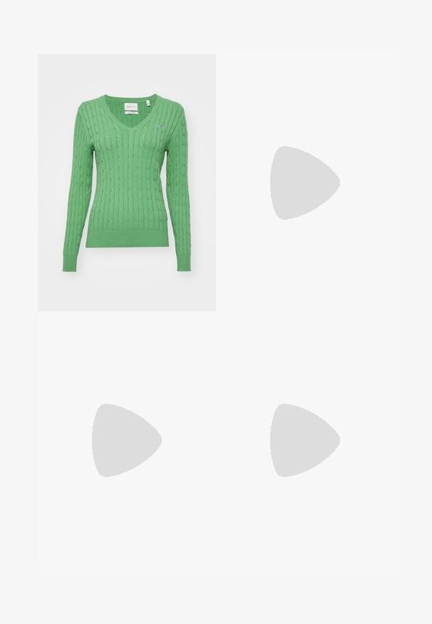 GANT STRETCH CABLE V-NECK - Maglione - seacrest green; Gonna mini in suede marrone con una texture liscia, caratterizzata da due tasche frontali con patta e chiusura a bottoni su entrambi i lati. Design semplice e dritto.; Stivali marroni al ginocchio realizzati in pelle liscia, con punta arrotondata, tacco basso impilato e un motivo di cucitura sottile lungo i lati.; Borsa nera con forma strutturata, texture liscia e una chiusura metallica. Abbinata a pantaloni neri larghi e sandali open-toe su un pavimento in legno.