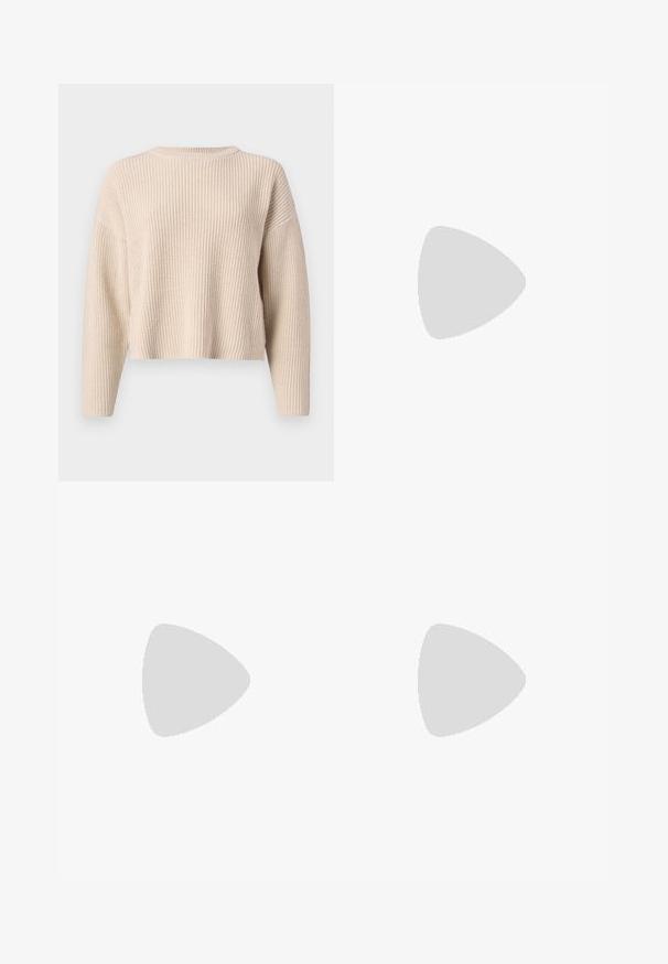 Sweater de malha bege com um decote redondo, mangas longas e um corte descontraído. Apresenta textura canelada e uma bainha cropped.; Calças largas pretas em denim, com uma cintura estruturada, passantes para cinto e bolsos frontais. Textura suave com um design clássico.; Botim de pele preta até ao tornozelo com um salto bloco chunky, frente com atacadores e superfície texturizada. Apresenta uma lingueta na parte de trás para um uso fácil.; Bolsa tote preta em couro com duas alças longas, textura suave e forma estruturada. Apresenta um bolso frontal para armazenamento adicional.