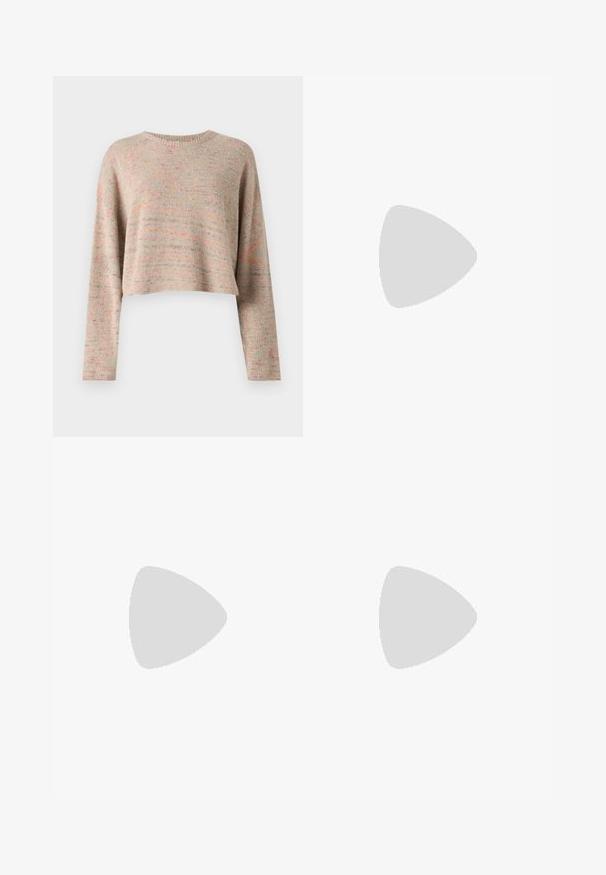 Leichter, taillierter Pullover aus mehrfarbigem Strick mit rundem Halsausschnitt und langen Ärmeln. Weiche Textur mit dezentem Muster. ; Schwarze Hose mit maßgeschneidertem Design, featuring eine hohe Taille, Falten und geraden Beinen. Hergestellt aus glattem Stoff in einfarbiger Ausführung.; Schwarze Lackleder Slingback-Pumps mit einer spitzen Zehe und goldfarbener Hardware am Riemen, ausgestattet mit einem Blockabsatz. Glatte Textur.; Schwarze Pailletten-Mini-Handtasche mit einem geknoteten, strukturierten Tragegurt und einer silbernen Kette. Abgerundete Form mit gerafftem oberen Teil und reflektierenden Details.
