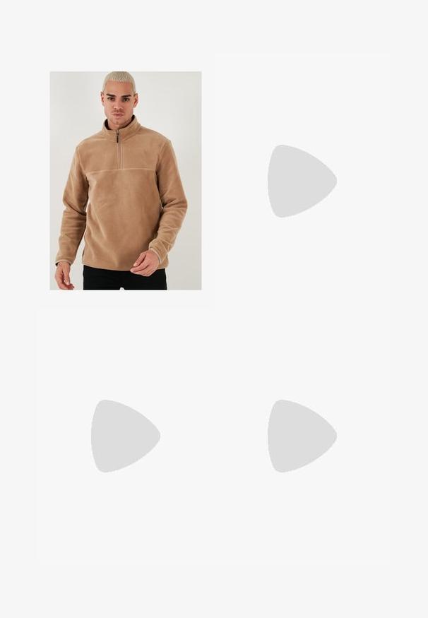 Tan fleece pullover met een half-rits kraag en lange mouwen. Heeft een gladde textuur en een effen kleur zonder patronen of accenten.; Witte katoenen t-shirt met korte mouwen, ronde hals, relaxte pasvorm en zonder zichtbare logo's of patronen. Gladde textuur en minimalistisch ontwerp.; Zwarte joggingsbroeken van zachte stof, met een elastische tailleband met trekkoord, geribbelde boorden en een klein logo op de linker dij.; Witte leren sneakers met perforaties, ronde neus, vlakke zool en dikke veters, met een zichtbare swoosh-logo en "AIR" op de hiel.
