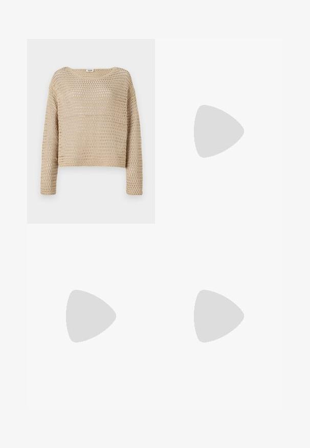 Beige gestrickter Pullover mit lockerer Passform, der ein strukturiertes, offenes Gewebe-Design, einen Rundhals und lange Ärmel aufweist.; Weißes, kurzes T-Shirt mit rundem Ausschnitt und kurzen Ärmeln, aus weicher Baumwolle gefertigt. Einfaches Design, ohne Muster oder Verzierungen.; Helle blaue, weite Jeanshosen mit elastischem Bund. Angenehme Textur ohne sichtbare Muster oder Verzierungen.; Braune Ledersandale mit dünnem Riemendesign, ausgestattet mit einer goldfarbenen Schnalle und einer flachen schwarzen Sohle mit Zickzackkante.