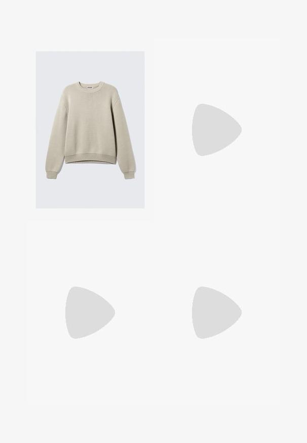 Beige strikket genser med rund hals, lange ermer og ribbede mansjetter og nederkant. Har et teksturert mønster over hele plagget.; Tan kordfløyelsbukser med frontlommer, beltehemper, knappelukking og rett benkutt liggende flatt på en hvit bakgrunn.; Svart Adidas Superstar sneakers med hvite striper, skalltå og "Superstar" tekst på siden, vist i sideprofil på hvit bakgrunn.; Lett canvas tote bag i lys beige med doble håndtak, som har "SAMSOE" logo i hvitt trykt på framsiden. Rektangulær form med enkelt design.