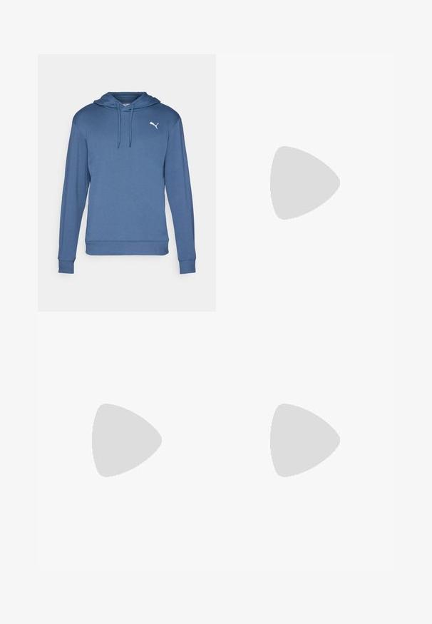 Sudadera con capucha azul hecha de tejido suave. Cuenta con un bolsillo tipo canguro, puños acanalados y un logo de Puma blanco en el pecho.; Camiseta atlética negra hecha de tejido que absorbe la humedad, con cuello redondo y mangas cortas, que presenta un pequeño logo blanco en el pecho izquierdo.; Pantalones cortos deportivos grises hechos de un tejido ligero. Cuentan con una cinturilla elástica, bolsillos laterales y textura suave. Sin patrones visibles.; Zapatillas deportivas blancas con parte superior de malla texturizada, combinadas con calcetas de canalé azul claro que cuentan con un logo. Pantalones cortos deportivos grises con borde perforado.