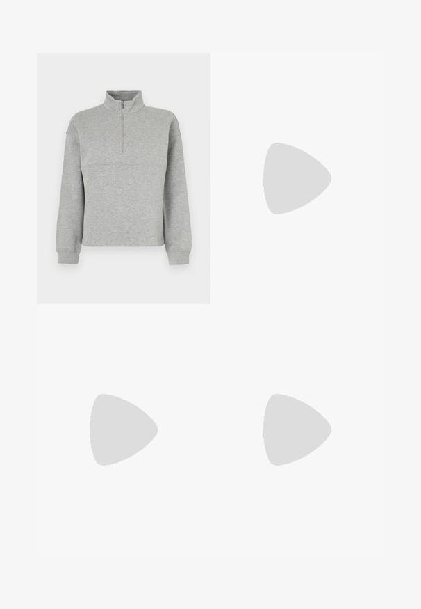 Felpa grigia con zip e colletto alto, realizzata in tessuto morbido. Presenta maniche lunghe e una vestibilità comoda con un dettaglio di cucitura orizzontale.; Pantaloni a gamba larga in morbido tessuto color crema. Presentano una vita liscia e orli arrotolati. Tessuto liscio con un design pulito e minimalista.; Pump in pelle nera con punta affusolata, cinturino alla caviglia e tacco spesso. Texture piatta, design elegante ed estetica minimalista.; Borsa a tracolla in pelle nera con un design arricciato, manici corti e arrotondati, e una tracolla rimovibile. Texture liscia con una silhouette morbida.