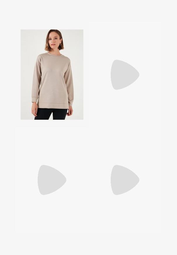 Lichtbeige sweatshirt met een ronde hals, lange mouwen en een relaxte pasvorm. Beschikt over een gladde textuur en geribde boorden en zoom.; LELA SLIM FIT - A-lijn rok - red; Witte slingback hak met een spitse neus, glad bovenmateriaal, lage blokhak en een design met uitsparingen aan de zijkant, voorzien van een verstelbare gespsluiting.; Michael Kors polsbandje in beige gecoate canvas met een herhaald MK-logo patroon, gouden hardware en een afneembare kettingriem.