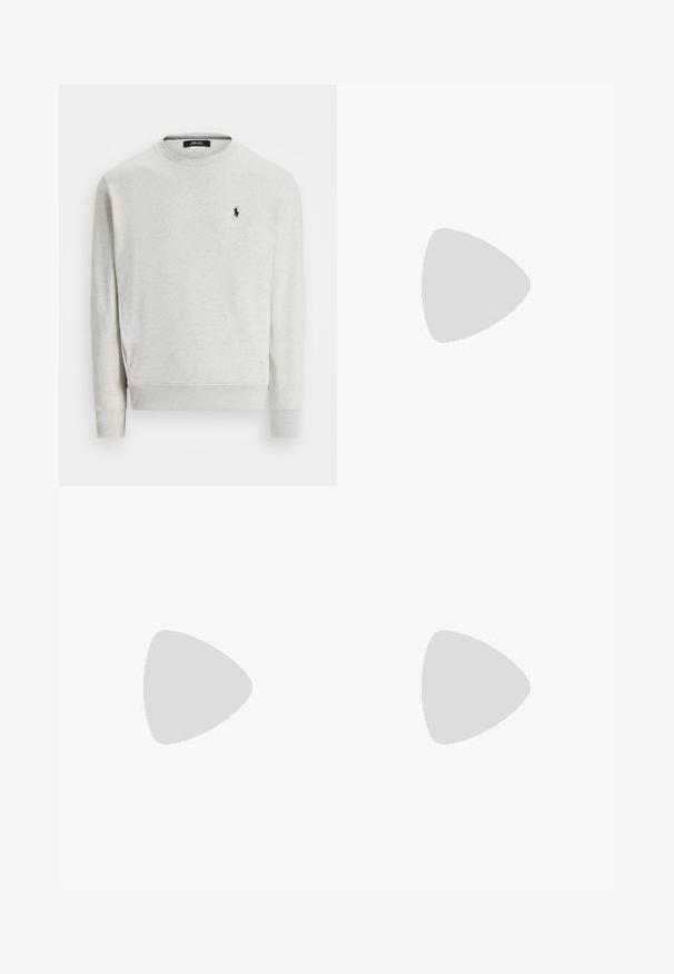 Lys grå genser laget av bomullsblanding, med rund hals, lange ermer, og en marineblå logo brodert på brystet.; Hvit skjorte med knapper laget av bomull. Har spiss krage, lange ermer og en liten marineblå logo på brystet. Glatt tekstur.; Hvite chinos laget av bomull, med flat front, beltehemper, to sidelommer og en baklomme. Glatt tekstur med rett ben.; Hvite sneakers med grønne lærdetaljer og en tan gummisåle. Har en stoffoverdel og en fremtredende logo på siden. Snøring.