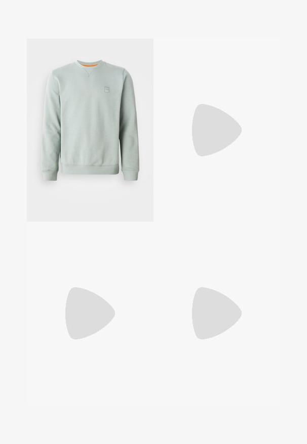 Svetlozeleni pulover s kratkimi rokavi, z dolgimi rokavi, rebrastimi manšetami in obrubom ter majhnim embosiranim logotipom na levem prsnem delu.; Kratek T-shirt v krem barvi s kratkimi rokavi in visokim ovratnikom, na sprednjem delu vratu in notranji etiketi pa je natisnjen napis "BOSS" v črni barvi.; Črne slim-fit trenirke s belim vrvico, rebrastimi manšetami in subtilnim logotipom na zgornjem stegnu na enobarvnem ozadju.; Črne superge z gladkim usnjenim zgornjim delom, okroglo konico, ravnimi vezalkami, oblazinjeno ovratnikom in minimalističnim dizajnom. Gumijast podplat z diskretnim profilom.