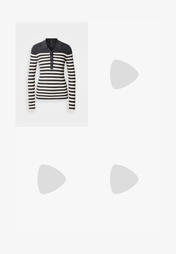 Pullover de manga longa listrado em cinza escuro e creme, com gola collare e fecho de botões à frente. Textura canelada em todo o tecido.; Calças de pele preta com uma textura suave, apresentando um ajuste reto, dois bolsos frontais e detalhes de costura visíveis.; Bota de couro preta até ao tornozelo com salto bloco e sola com plataforma, vista de lado sobre um fundo branco liso.; Bolsa preta com forma estruturada, textura suave e um fecho metálico. Combinada com calças largas pretas e sandálias de salto aberto sobre um chão de madeira.