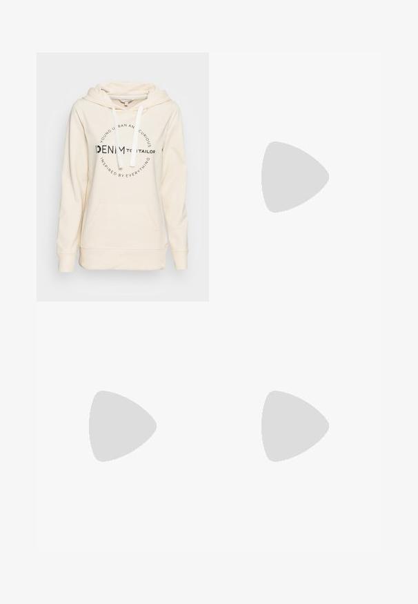 TOM TAILOR DENIM Sweatshirt com capuz - soft creme beige; Calças largas pretas com um padrão floral creme. Feitas de um tecido leve, apresentando uma textura suave e uma cintura alta.; Sapatilha de couro preta com uma textura suave, sola grossa de cor creme, bico redondo e design clássico de atacadores. Detalhes de costura subtis.; Bolsa preta com forma estruturada, textura suave e um fecho metálico. Combinada com calças largas pretas e sandálias de salto aberto sobre um chão de madeira.