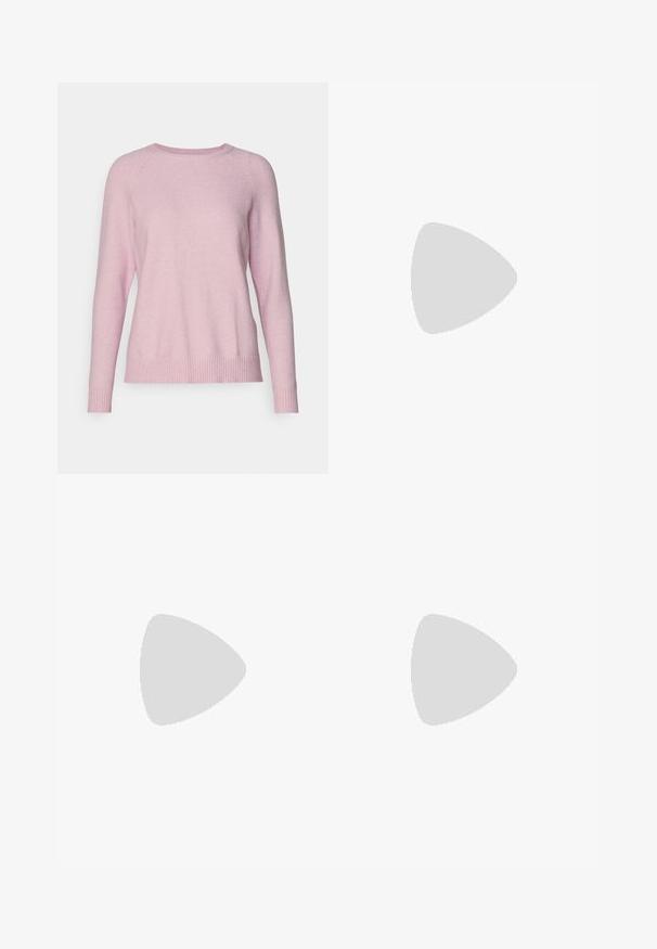 ONLY Petite ONLLESLY KINGS - Neule - light pink melange; Harmaat farkut, suoran lahkeen muotoilulla, viidellä taskulla, hienovaraisella haalistumisella ja nappikiinnityksellä vyötäröllä.; Ruske mokasine z platformo in elastiko na straneh ter oranžnimi zategovalnimi trakovi, v kombinaciji z osnovno dolžino svetle denim krila na lesenem podu.; Hopea renkaankorvakoru kiiltävällä pinnalla, jossa on pieniä kultaisia yksityiskohtia ja pyöreä muoto, käytetty korvalla.
