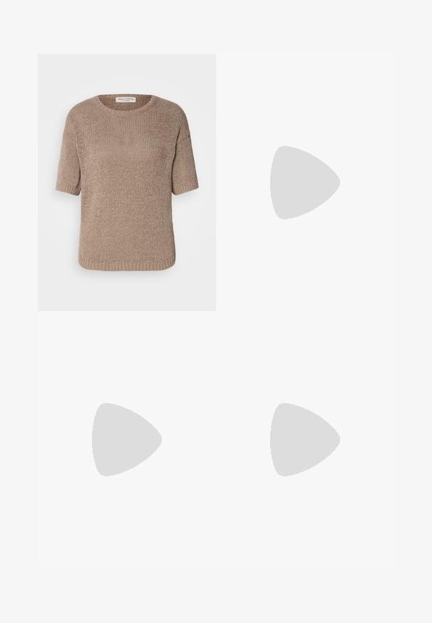 Jersey de punto beige con mangas cortas, cuello redondo y un corte holgado. Presenta un patrón texturizado y un dobladillo acanalado.; Pantalones de pierna ancha negros con cintura alta, detalles de botones en la cinturilla y pliegues en la parte delantera.; Botín de cuero negro hasta el tobillo con puntera afilada y tacón bloque bajo, con una textura suave y un diseño minimalista.; Bolso negro con forma estructurada, textura suave y un cierre metálico. Combinado con pantalones anchos negros y sandalias de dedo en un suelo de madera.