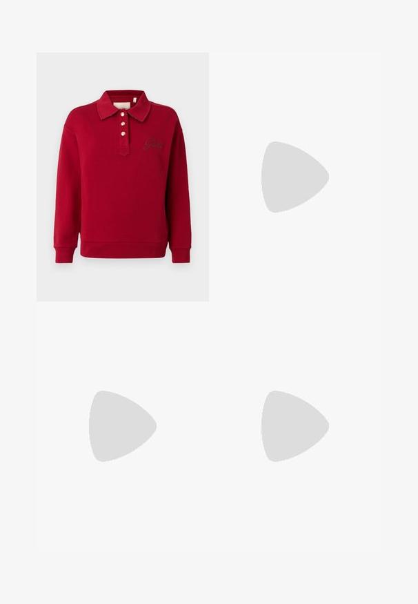 Punainen huppari, jossa on polo-kaulus, kolme kultapainiketta ja brodattu logo. Pitkät hihat ja ribbaatut hihansuut. Pehmeä puuvillasekoitteinen kangas.; Mustat räätälöidyt housut suoraa lahjetta, joissa on sileä pinta ja terävät taitteet edessä. Ei näkyvää metalliosaa.; Kärkisaapas nilkkahihnalla off-white nahasta, jossa on matala korko ja leikattu muotoilu, sileällä pinnalla ja vähäisillä yksityiskohdilla.; Mustalla nahkalaukulla, jossa on jämäkkä muotoilu, lyhyt malli, yläkahva ja kultaiset yksityiskohdat. Säädettävä olkahihna sisältyy.