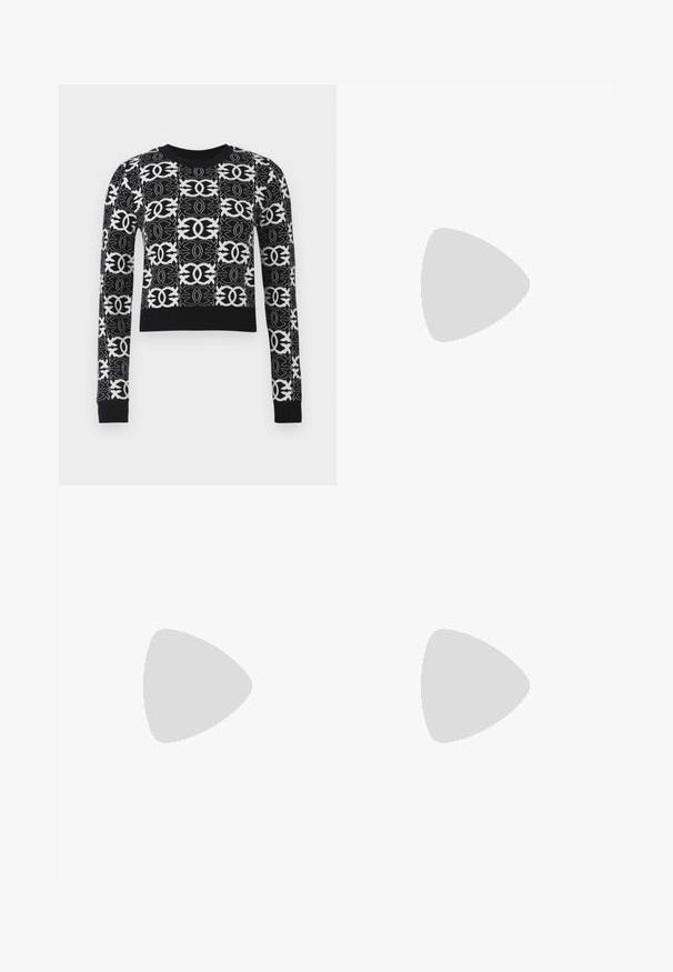 Černobílý zkrácený svetr s propracovanými geometrickými vzory, dlouhými rukávy a pevným černým žebrovaným výstřihem a manžetami.; Černé kalhoty na míru se střihem do rovna, které mají hladkou texturu a ostré sklady na přední straně. Bez viditelného kování.; Černé kožené boty na podpatku s otevřenou patou a špičatou špičkou, s tenkým podpatkem a zlatým akcentem na nastavitelném pásku. Hladký povrch.; Černá kožená kabelka se strukturovaným designem, jejíž tvar je zkrácený, má horní rukojeť a zlaté kovové detaily. Součástí je i nastavitelný ramenní popruh.