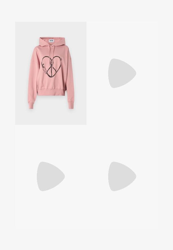 Hoodie rosa claro com um corte solto, apresentando um gráfico de coração preto e símbolo da paz na parte da frente. Inclui capuz com cordão e punhos canelados.; Calças de imitação de pele pretas com corte de perna larga, apresentando costura branca, bolsos frontais e um botão dourado na cintura.; Bailarina preta em pele com bico arredondado, textura suave, detalhe de costura minimalista e design de sola flexível.; Bolsa de couro preta com um design curvado, apresentando tachas prateadas, uma fivela e dois bolsos laterais. Alça ajustável para opções de transporte.