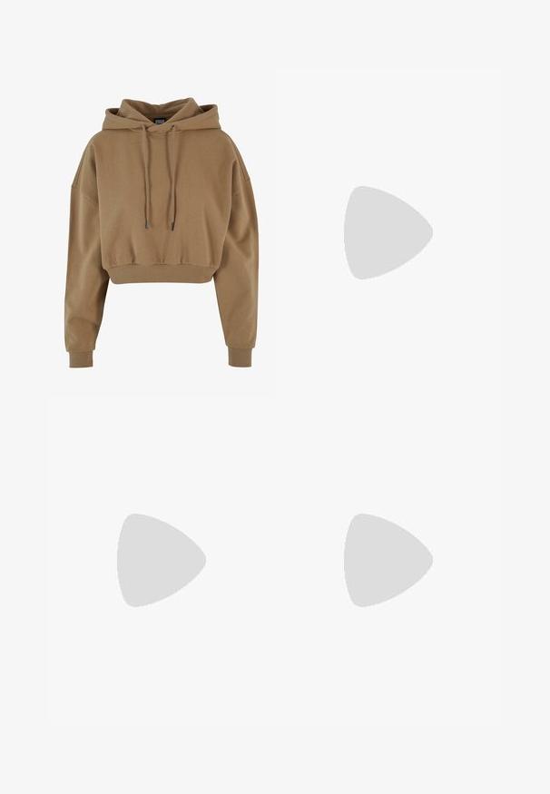 Brun cropped hettegenser laget av mykt stoff. Har snor i hetten og ribbestrikkede mansjetter med en avslappet passform.; Sorte bukser med vid benvidde laget av glatt, blankt stoff, med elastisk midje og uten synlige lommer eller detaljer i metall.; Svart canvas sneakers med hvite lisser, hvit gummitåhette og en tykk hvit mellomsåle. Har subtil hvit søm og en gummisåle.; Svarte rektangulære solbriller med mørke linser og tykke matte rammer. Bøyene er litt avsmalnende med en jevn tekstur.