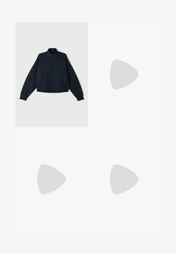 Mornarji pulover s vysokim ovratnikom, polovičnim zadrgo spredaj in spuščenimi rameni. Mehak, teksturiran material z elastičnimi manšetami in robom.; Črna bombažna majica s kratkimi rokavi, ki vključuje grafični potisk v roza in beli barvi ter besedilo "JUST DO IT," "NIKE," in "Athletic Depart." Standardna prileganje.; Črne široke hlače iz lahkega materiala, z morsko modrim stranskim panelom in elastičnim pasom. Majhna bela oznaka na dnu.; Bele visoke teniske z masivnim, teksturiranim podplatom, z gladkim zgornjim delom, okroglim prstom in toniranimi vezalkami, postavljene na rumeno ozadje.