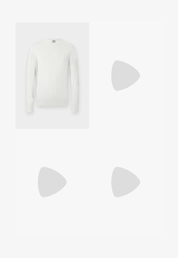 Maglione bianco a coste con collo rotondo, maniche lunghe e una piccola toppa con logo sul petto. Tessuto morbido e silhouette aderente.; Camicia bianca in cotone a maniche lunghe con scollatura rotonda, spacchi laterali in fondo e una texture liscia, mostrata da dietro.; Jeans in denim blu chiaro con design a gamba dritta, cinque tasche, chiusura con bottone, leggero sbiadimento e dettagli di cucitura a contrasto.; Sneaker bianco con tomaia in pelle liscia e profilo basso. Presenta una punta arrotondata, sei occhielli e una suola in gomma testurizzata.